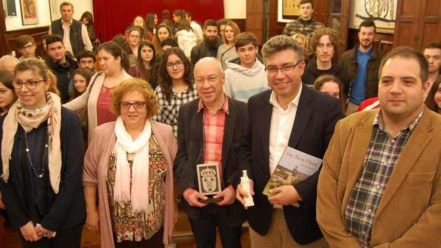 Alain Crepin (c.), ayer, en la recepción con el alcalde de Redondela. // FdV