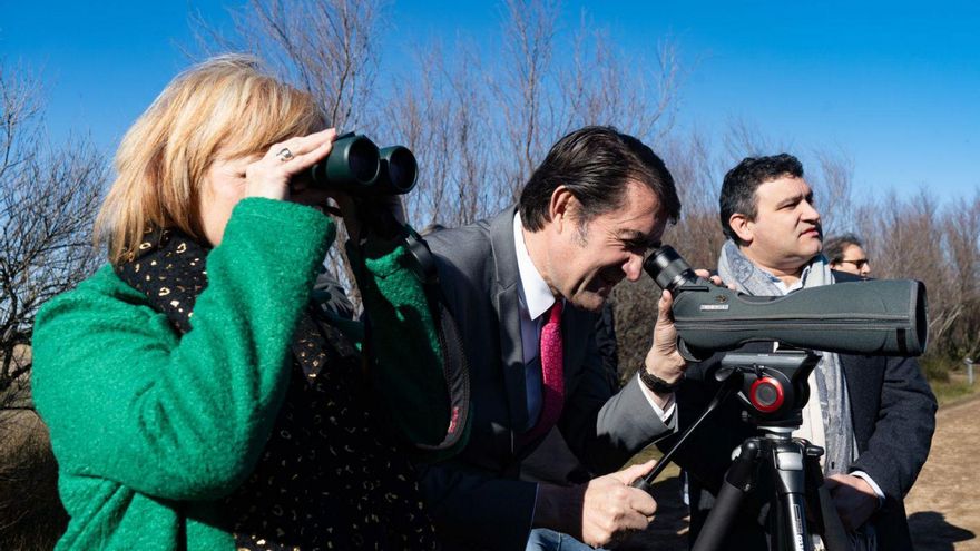 Juan Carlos Suárez Quiñones observa los patos de las Lagunas de Villafáfila. A su lado, la delegada territorial, Leticia García Sánchez, y el alcalde de Villafáfila, José Ángel Ruiz. | José Luis Fernández