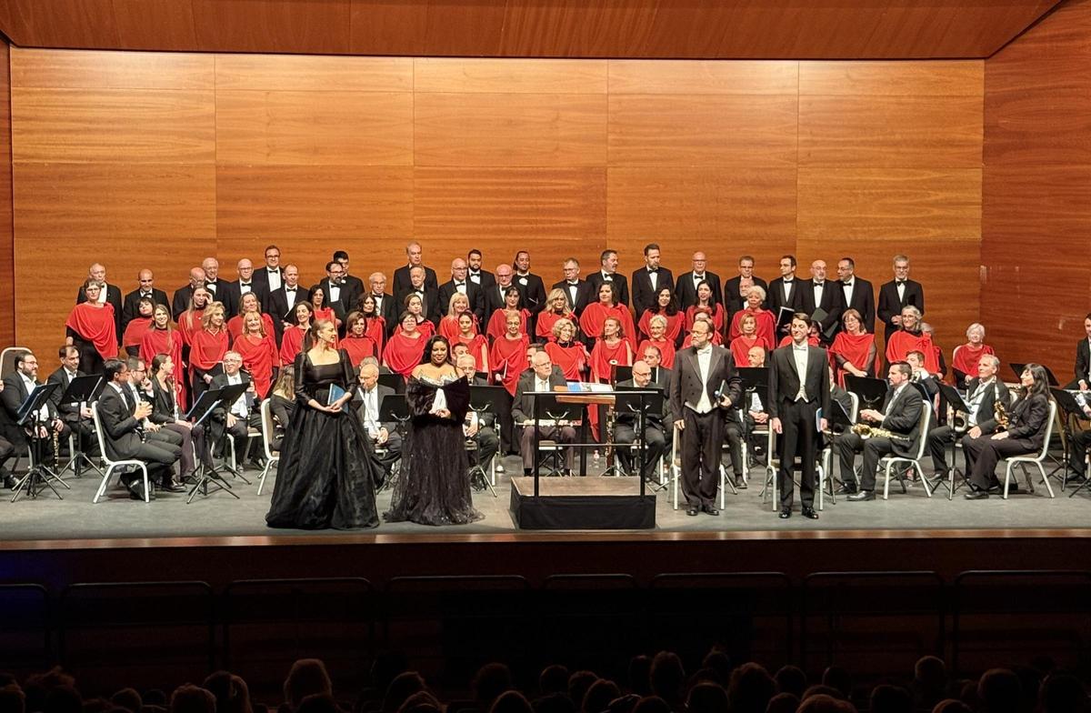 El concierto del “Réquiem de Mozart” por el Orfeón y Banda Sinfónica Municipal de Alicante fue un “lleno absoluto” en l’Auditori de La Nucía.