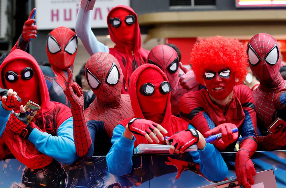 Fans de Spider-Man esperan la llegada del actor Tom Holland y el director Jon Watts durante el estreno en Japón de 'Spider-Man: Homecoming' en Tokio, Japón