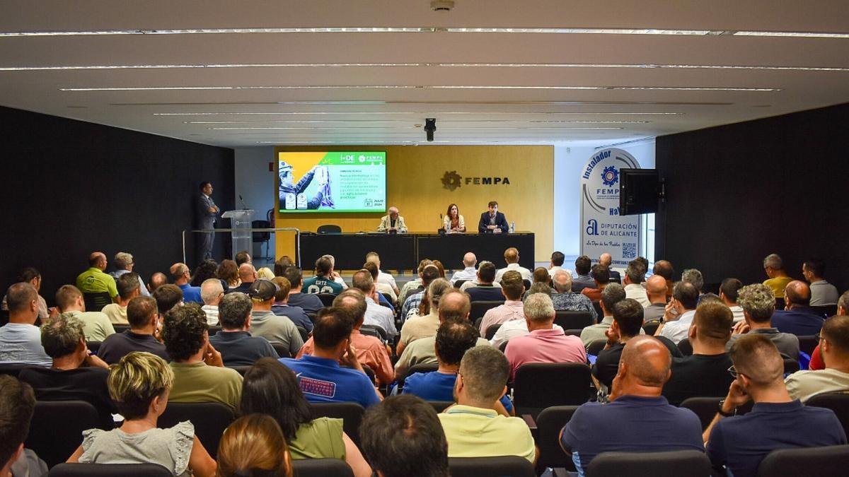 El Sector Eléctrico acude a FEMPA para ponerse al día en una importante Jornada Técnica , de la mano de la Administración y del equipo de la compañía distribuidora del grupo Iberdrola, en materia de seguridad.