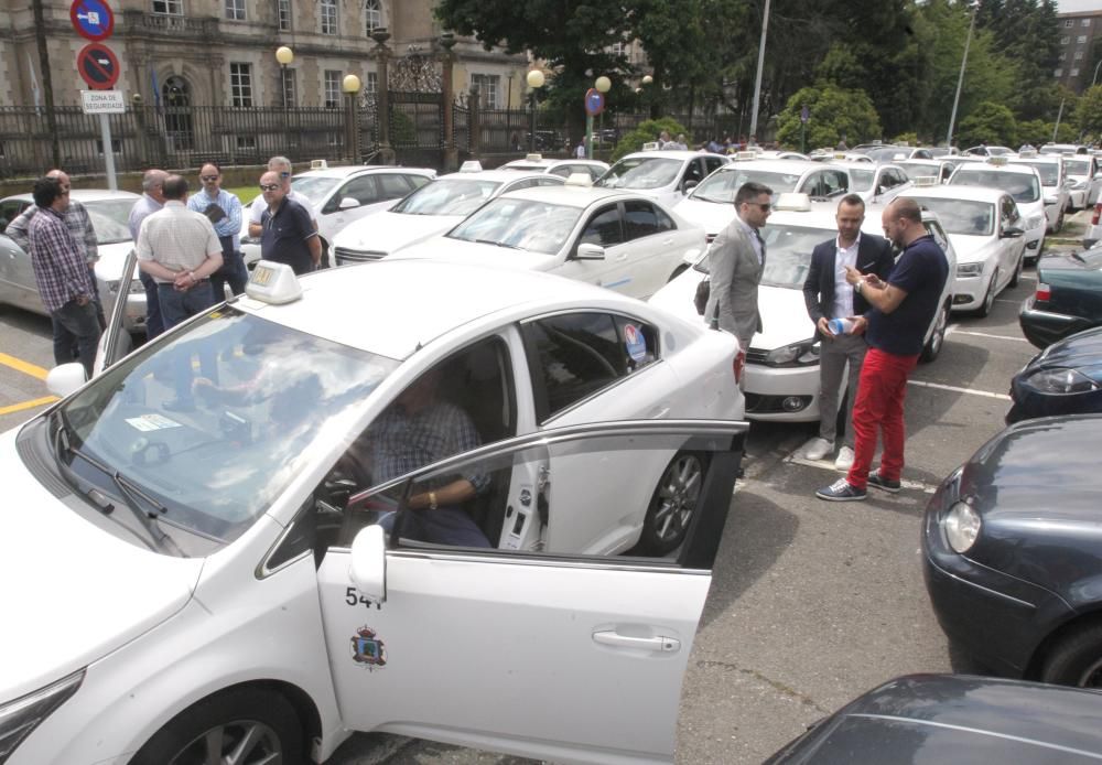 Los taxistas 'toman' la Xunta contra Uber y Cabify