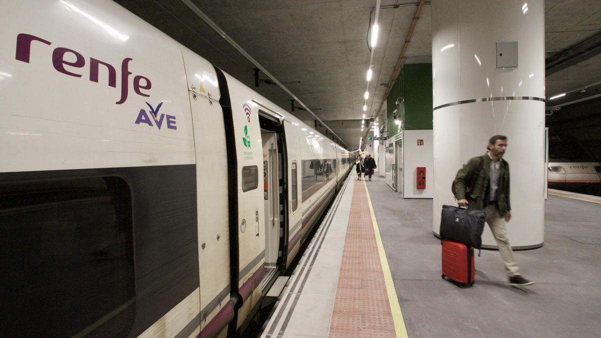 Llegada de un tren AVE a la estación del Carmen de Murcia
