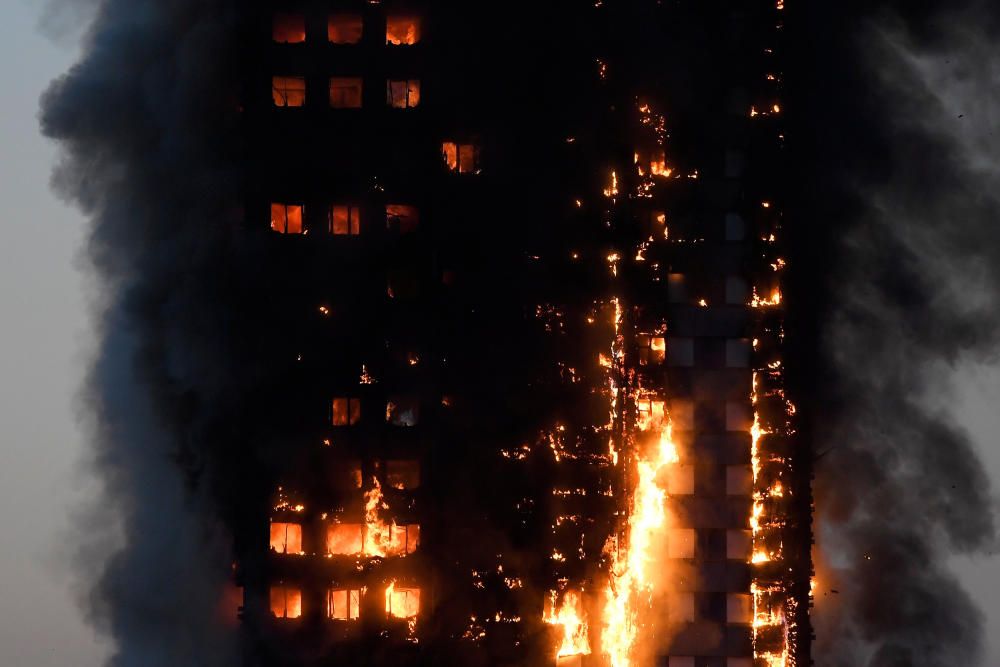 Incendi en un bloc de pisos de 27 plantes a Londres