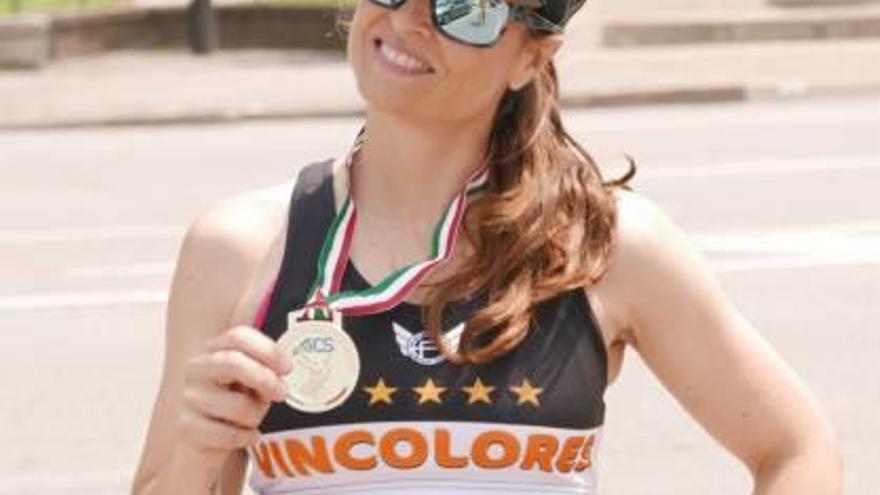 Sandra Corcuera amb la medalla de campiona de la prova italiana