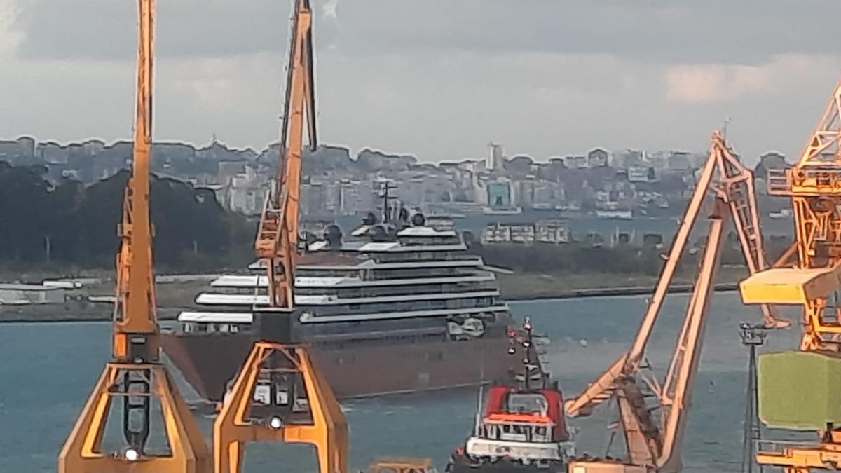 El crucero y el remolcador, en el astillero.