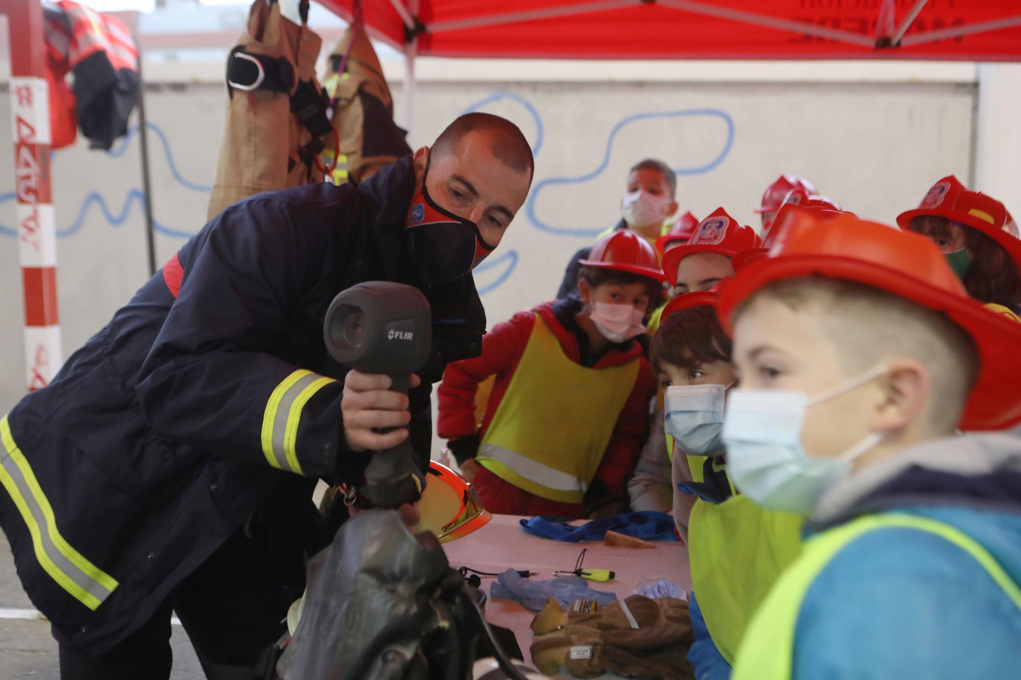 La "Patrulla Canina" del Veneranda Manzano se impone al fuego y los malos humos