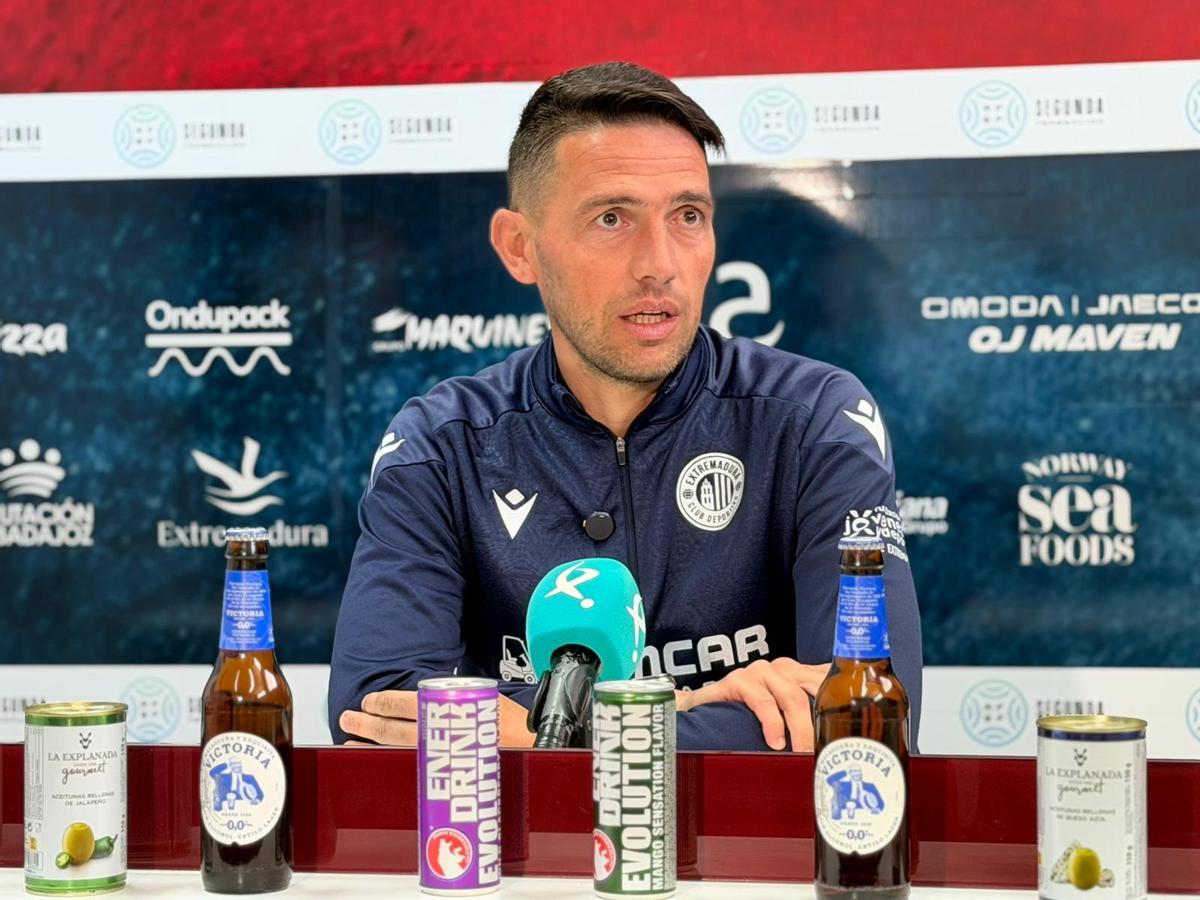 David Rocha en sala de prensa de la ciudad deportiva.