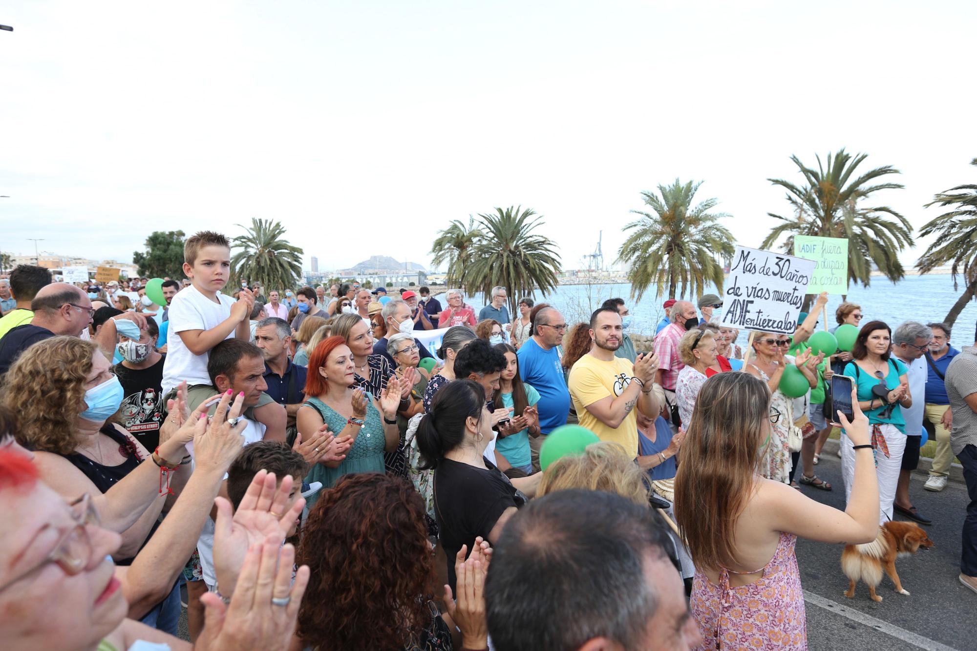 Vecinos del sur de Alicante exigen la retirada de las vías del tren de la primera línea del mar en San Gabriel