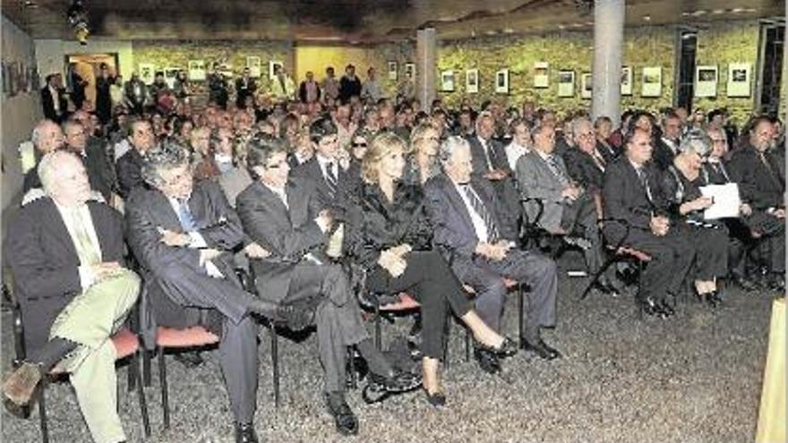 La família de l&#039;homenatjada (a l&#039;esquerra) a la sala Miquel Mateu del Centre Cultural.