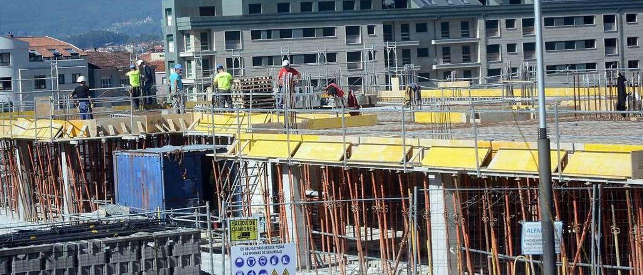 Operarios trabajando en el sector de la construcción en la ciudad de Pontevedra. // Rafa Vázquez