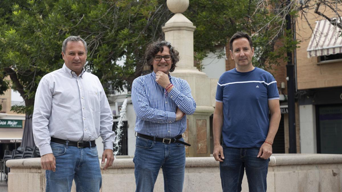 Nicolau Claramunt, Josep Riera y Sergi Ruiz; en la Plaza Mayor de Meliana