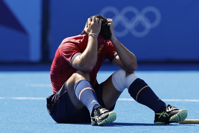 El español Jordi Bonastre reacciona tras perder ante India en el partido masculino de hockey por el bronce entre la India y España, en el marco de los Juegos Olímpicos París 2024, este jueves, en Colombes, Francia. 