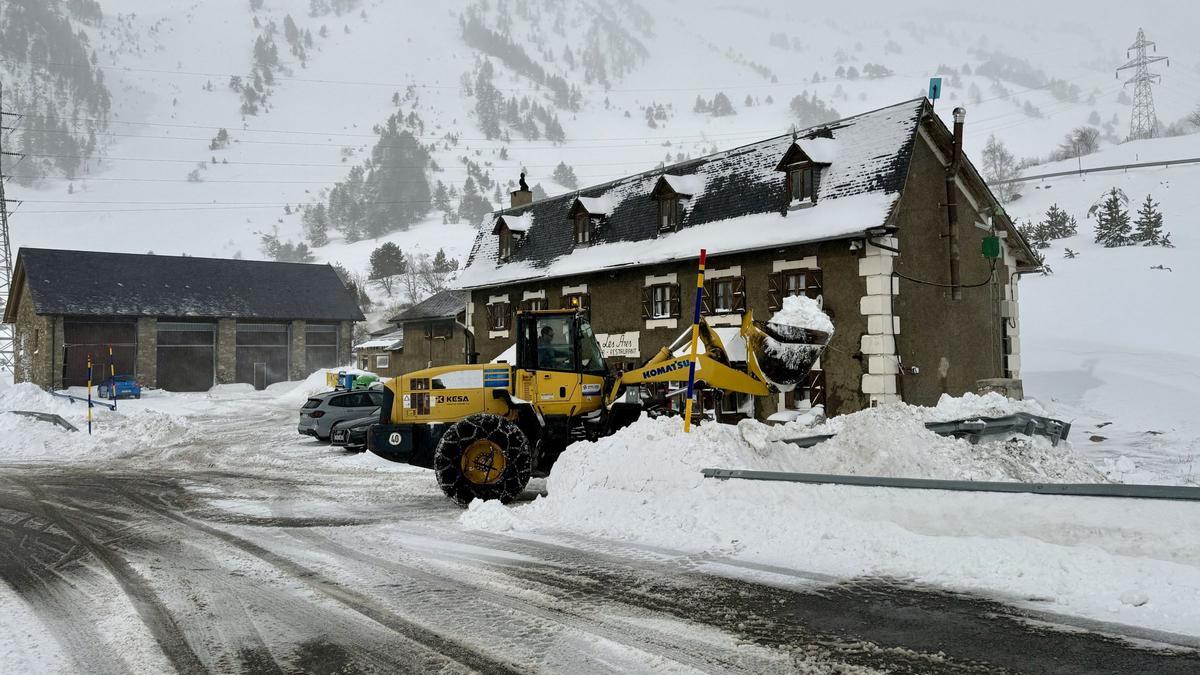 Una màquina netejant de neu la zona del refugi de les Ares, al Pallars Sobirà.