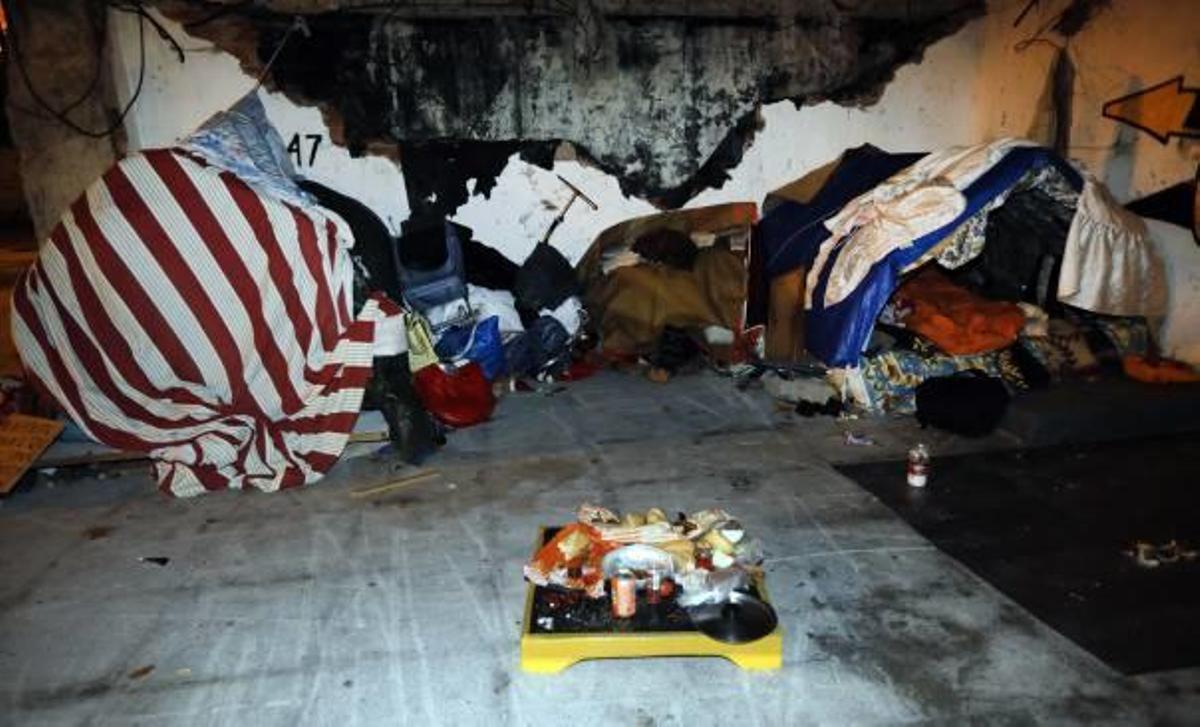 Comida que les entregaron en una iglesia en Nochevieja y que se racionan para que dure.