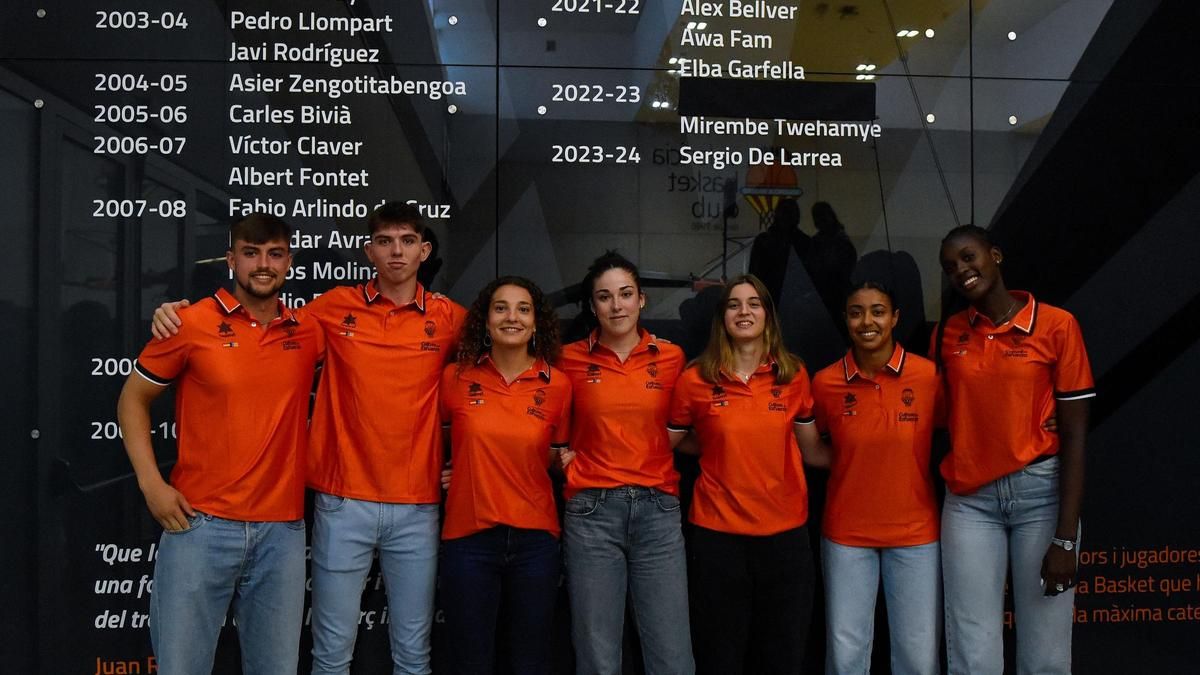Claudia Contell, Paula García, Awa Fam, Elba Garfella, Mirembe Twehamye, Alejandro Bellver y Sergio de Larrea, con sus nombres en el Mur dels Somnis