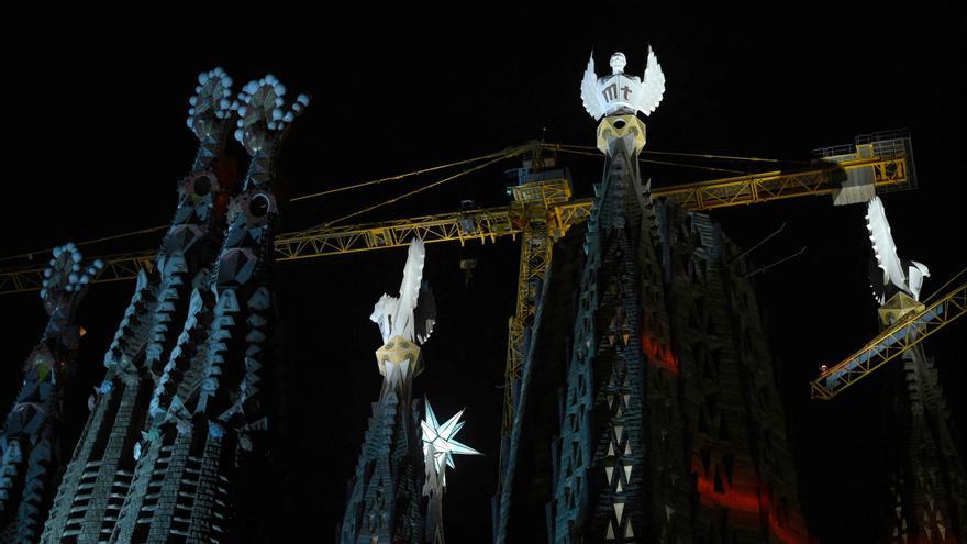 La Sagrada Família ilumina por primera vez las cuatro torres de los Evangelistas
