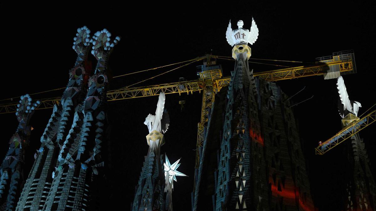 Las cuatro torres de los Evangelistas de la basílica de la Sagrada Familia, recién iluminados desde el pasado domingo.monia de bendición que marca su finalización, el 12 de noviembre de 2023 en Barcelona.