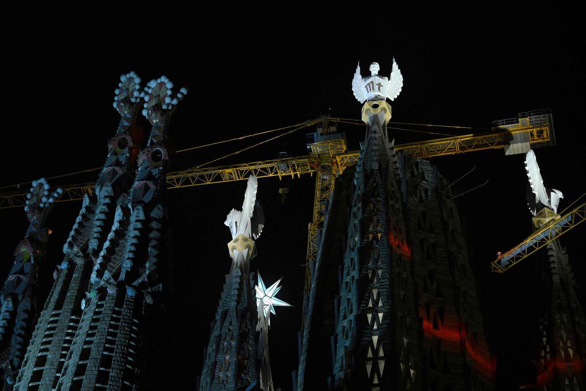 Las cuatro torres de los Evangelistas de la basílica de la Sagrada Familia se iluminan por primera vez, tras una ceremonia de bendición que marca su finalización, el 12 de noviembre de 2023 en Barcelona.