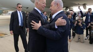 El presidente de EEUU, Joe Biden, se abraza con el primer ministro israelí, Binyamín Netanyahu, a su llegada a Israel el pasado 18 de octubre.