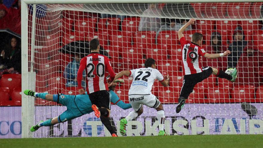 Pletikosa debuta en la Liga con 37 años y se lleva cuatro goles