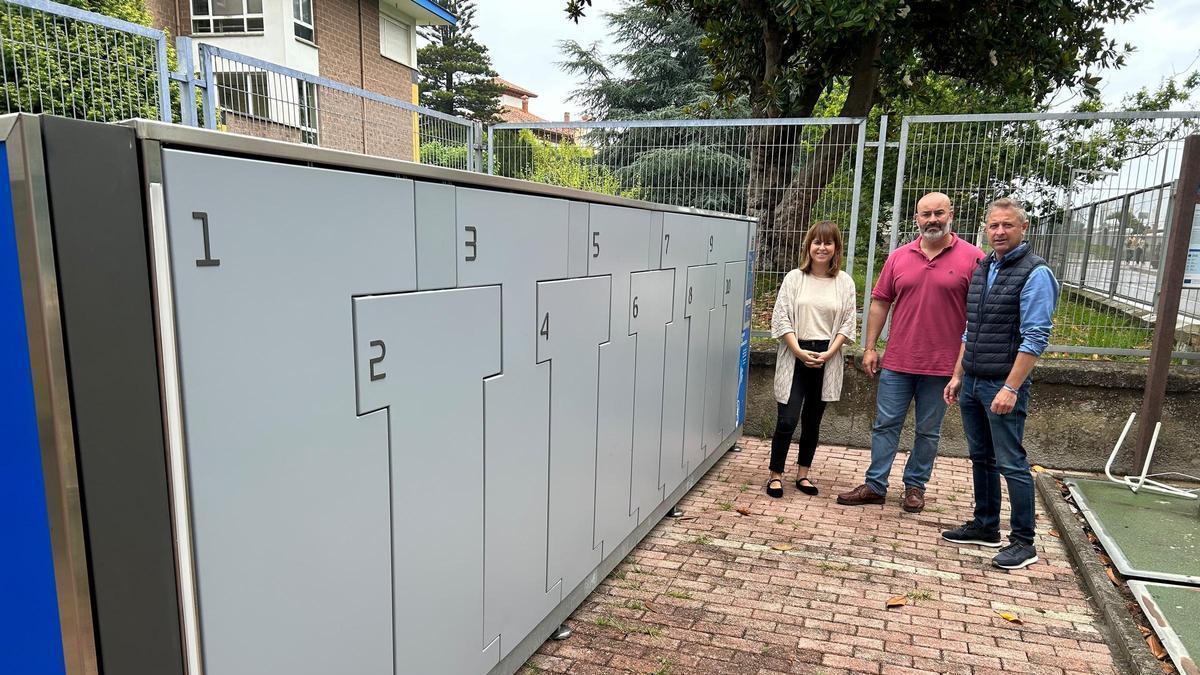 Leticia Cué, Paulo García y Alejandro Alonso en el nuevo aparcabicis seguro