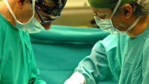 Multa de només 2.700 euros a una cirurgiana austríaca per amputar la cama equivocada