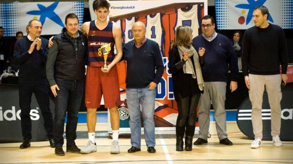 Sergi Martínez recogiendo el trofeo de MVp del Torneo de L'Hospitalet