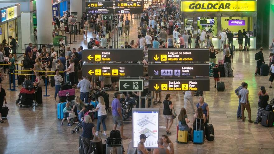 El aeropuerto atenderá este verano a miles de pasajeros todos los días