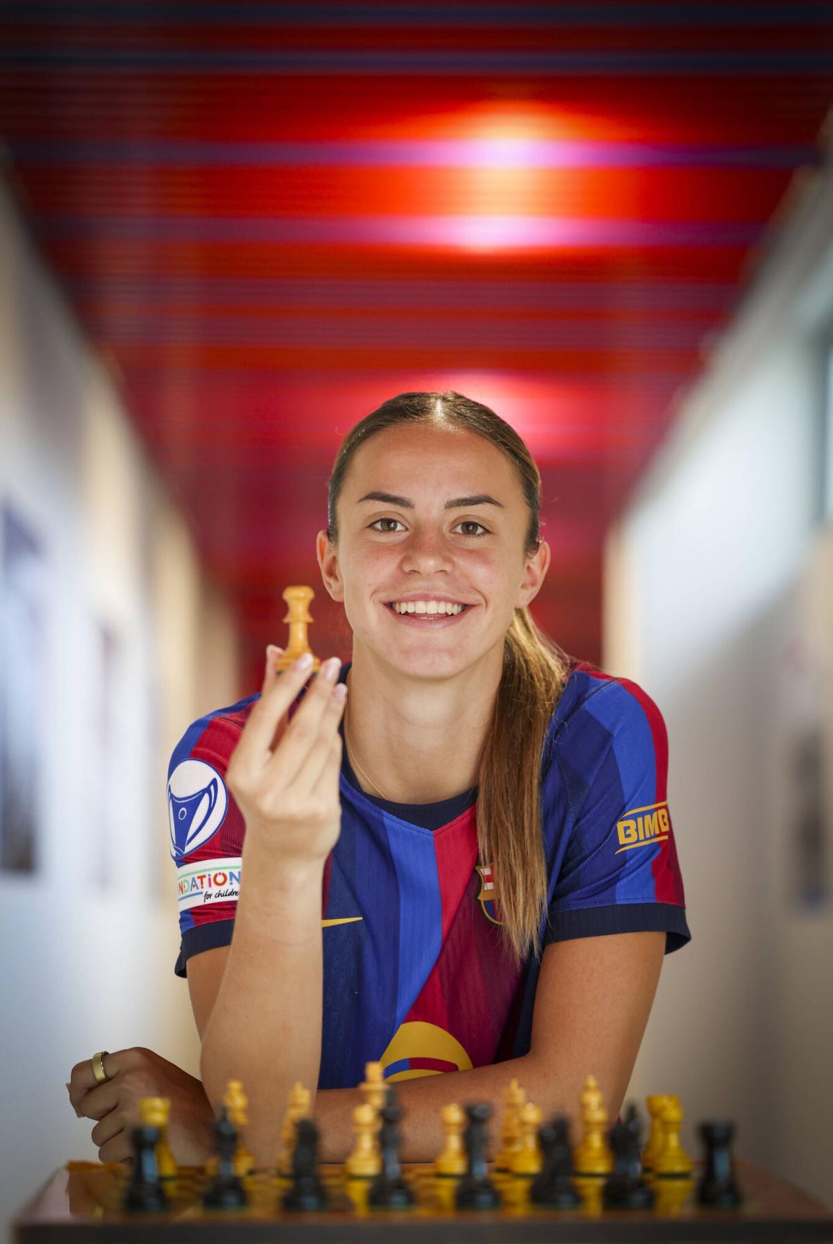 Clara Serrajordi posa para SPORT con un tablero de ajedrez