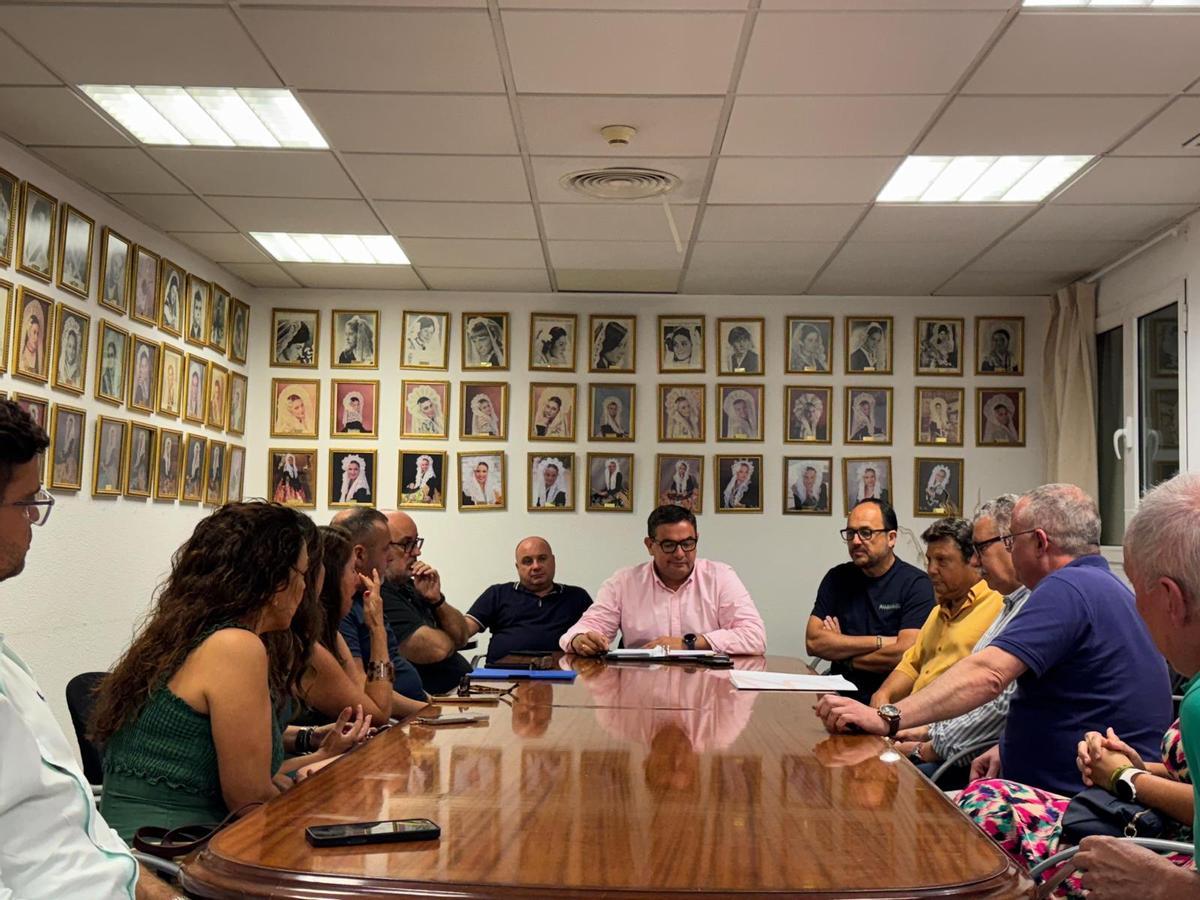 Imagen de una reunión entre la Federació de Fogueres y la hoguera Alfonso el Sabio en septiembre.