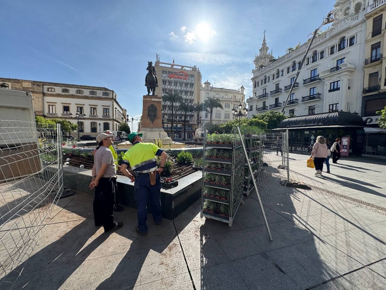 La fuente de Las Tendillas luce nuevo aspecto rodeada de flores y plantas de temporada