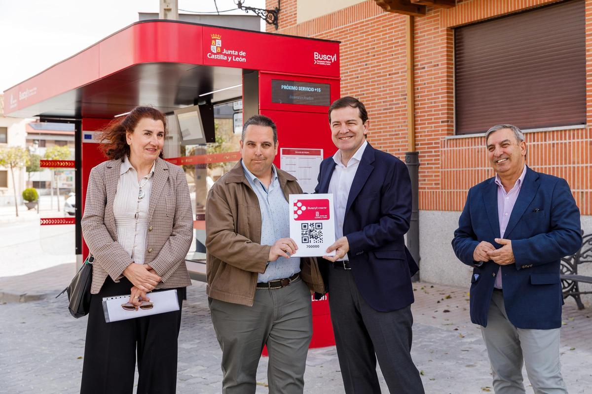 El presidente de la Junta, Alfonso Fernández Mañueco, junto a la alcaldesa de Valverde del Majano, Olga Llorente, y el consejero de movilidad, José Luis Merino, en el acto conmemorativo del modelo de transporte "Buscyl"