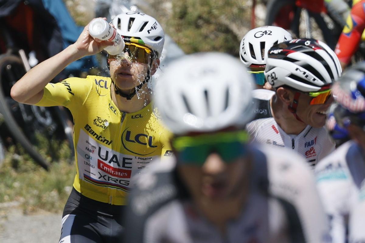 Pogacar y los demás ciclistas se hidratan durante la etpa 19 del Tour de Francia debido a las altas temperaturas. Pogacar y los demás ciclistas se hidratan durante la etpa 19 del Tour de Francia debido a las altas temperaturas.