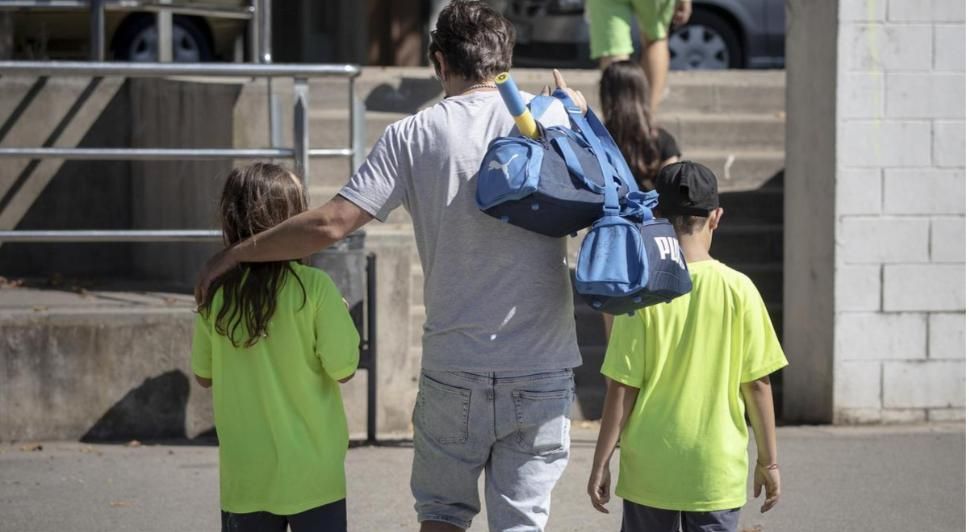 Un padre acompaña a sus hijos a hacer deporte, en Barcelona