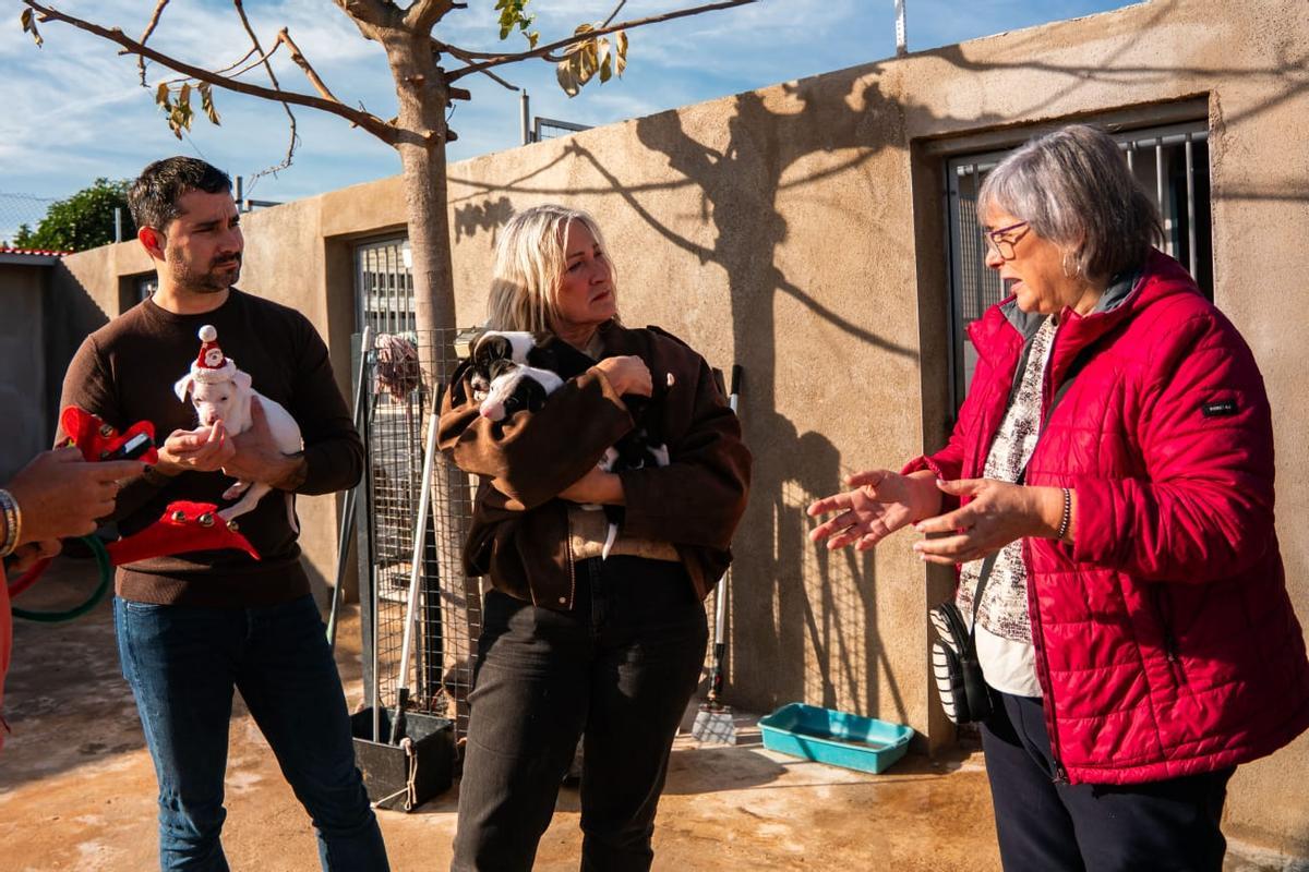 Samuel Falomir, Tica Pons y Paqui Toledo en una visita a Huellas Callejeras.