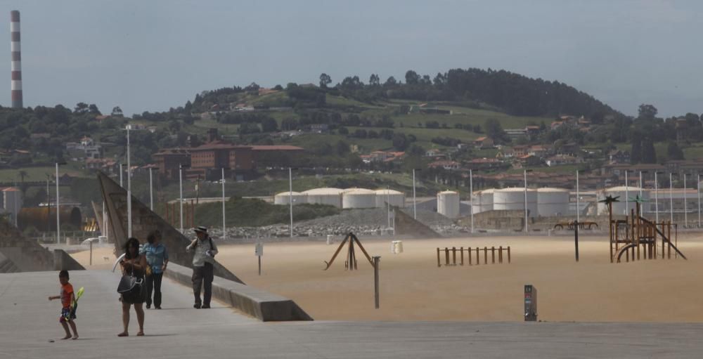 El temporal de viento causa estragos en Gijón