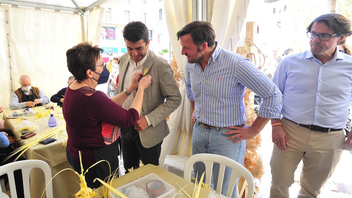 Mazón, en el mercado de la palma de Elche, cuando anunció que pagaría el estudio del proyecto del Tram en Elche