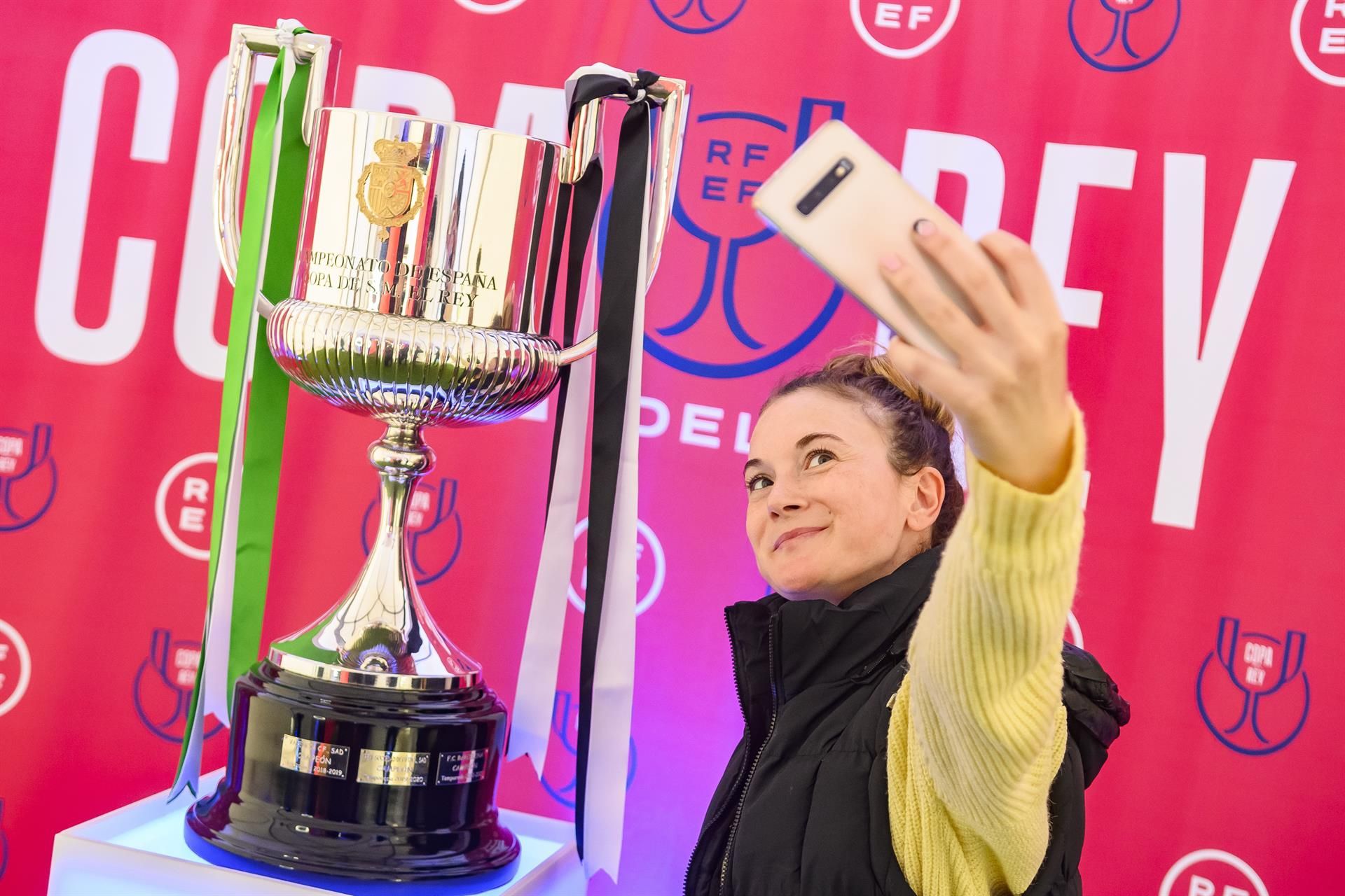 Una aficionada se fotografía junto a la Copa del Rey, expuesta en Metropol Parasol en Sevilla, antes de la final entre el Real Betis y el Valencia.