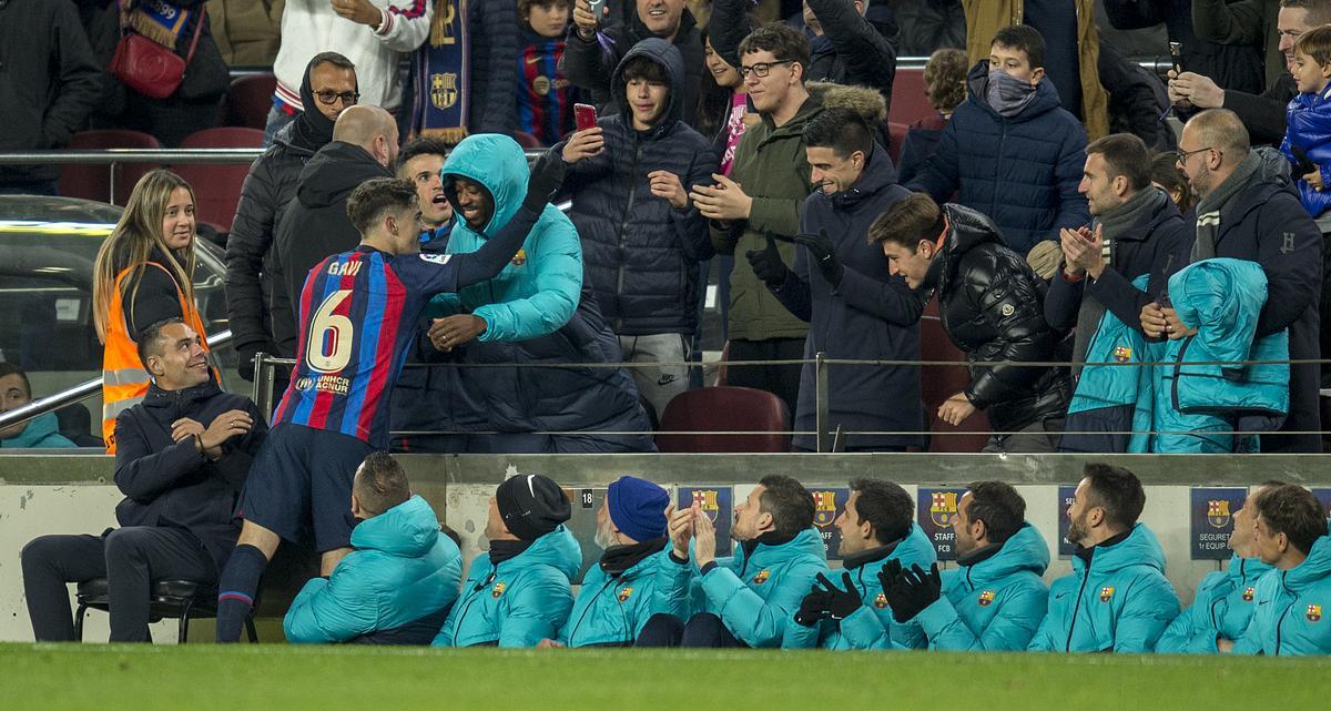 Gavi se dirige a la grada para abrazarse con Dembelé tras anotar el segundo gol azulgrana 