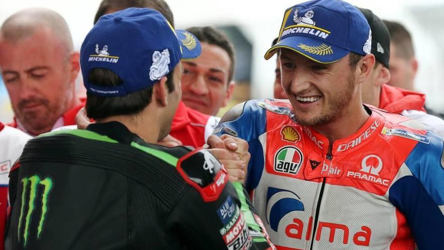 Jack Miller recibe la felicitación de Johann Zarco tras lograr la primera &#039;pole&#039; de su carrera.