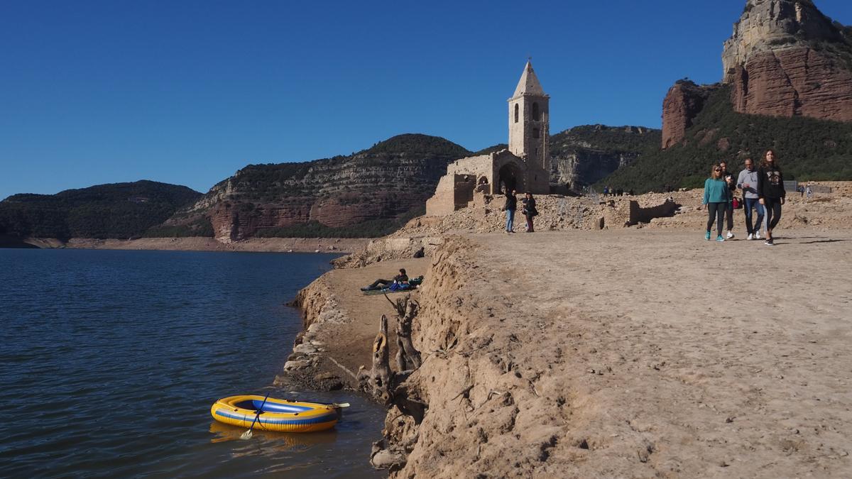 Turismo de sequía en el pantano de Sau