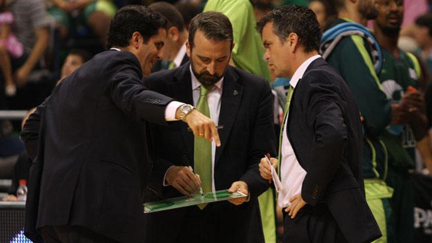 Joan Plaza y sus ayudantes durante un partido en el Carpena de la pasada temporada.