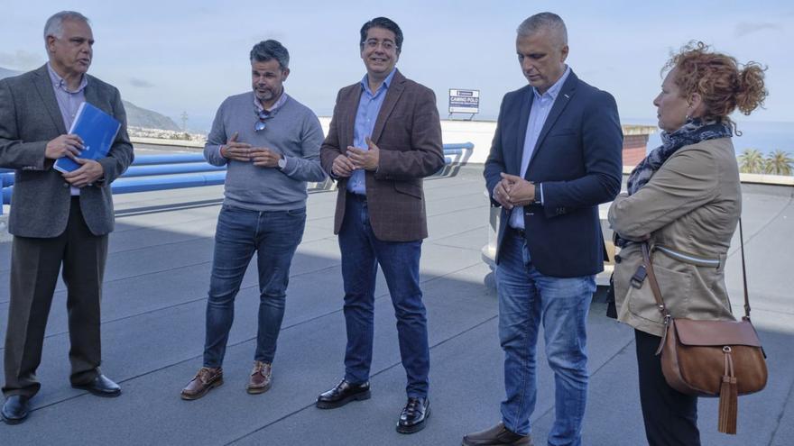 El consejero insular Zebenzuí Chinea (2 i.) y el presidente Pedro Martín (centro), ayer, durante la recepción de la obra.