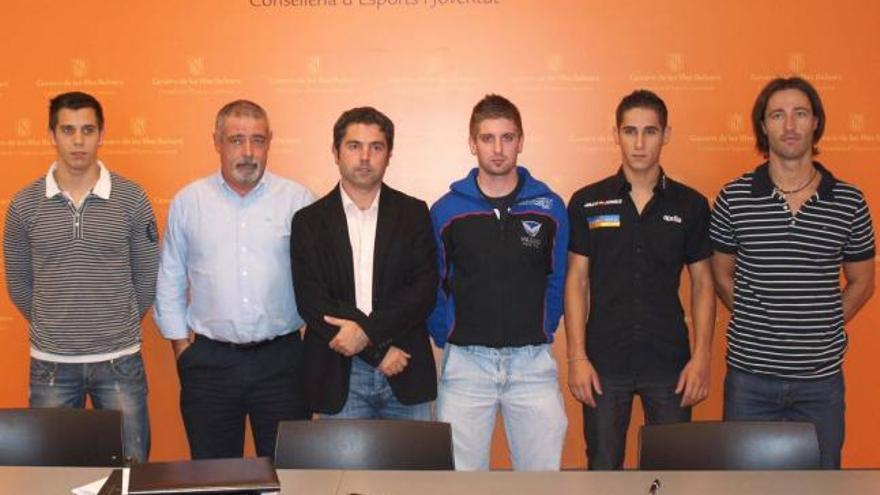 Gili con los cuatro pilotos y el presidente de la Balear de Motociclismo.