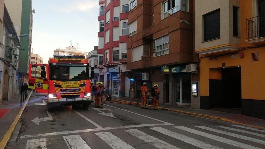 El incendio en un local de comidas de Sueca obliga a desalojar una finca de cinco plantas
