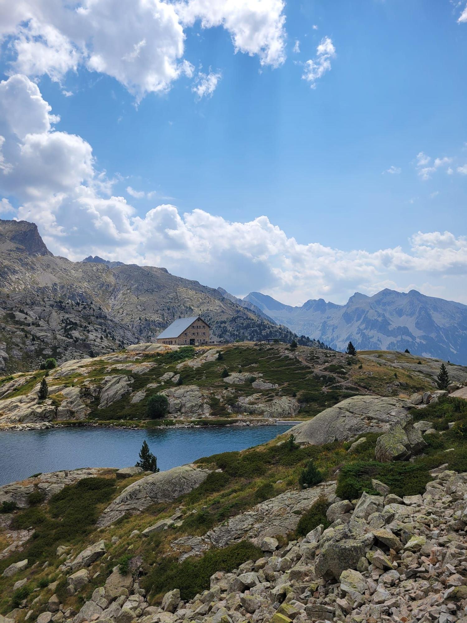 El ibón de Bachimaña Bajo con el refugio detrás