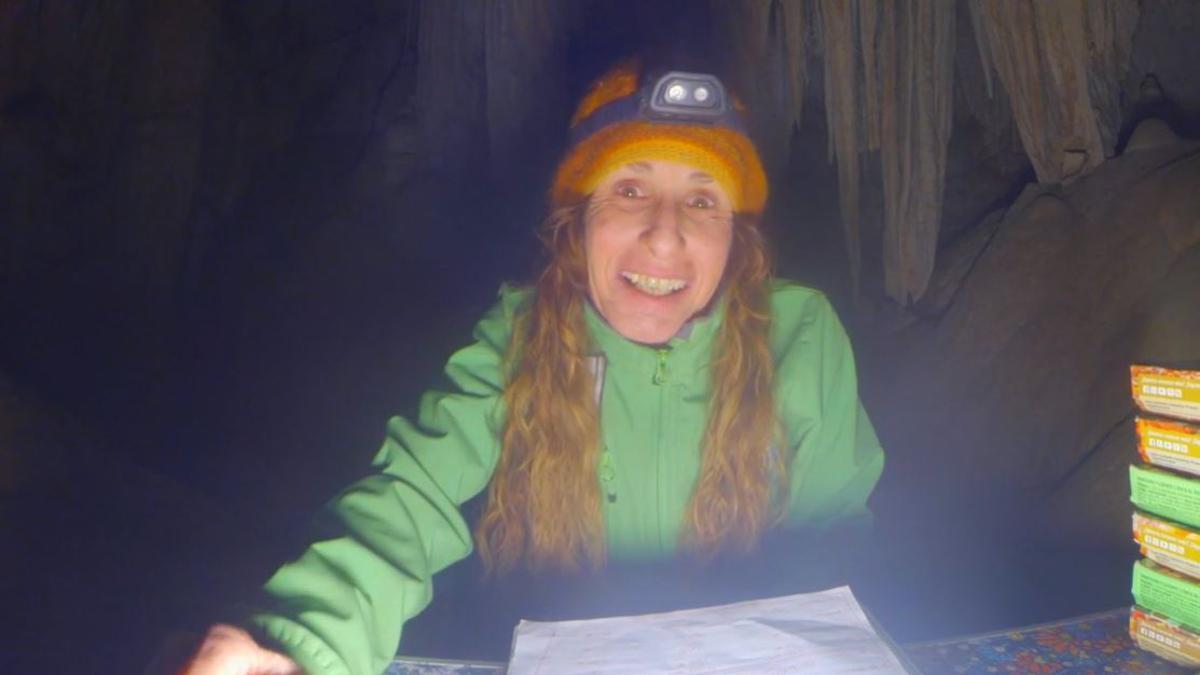 Das Standbild aus einem von Dokumalia zur Verfügung gestellten Video zeigt die Bergsteigerin und Höhlenforscherin Beatriz Flamini im Inneren der Höhle. (Bestmögliche Bildqualität) Die Spanierin hat freiwillig 500 Tage in vollkommener Isolation unter der Erde gelebt.