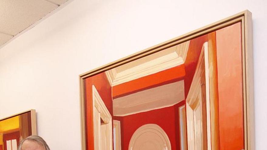 El artista José María  Cuasante junto a una de las obras que exhibe.