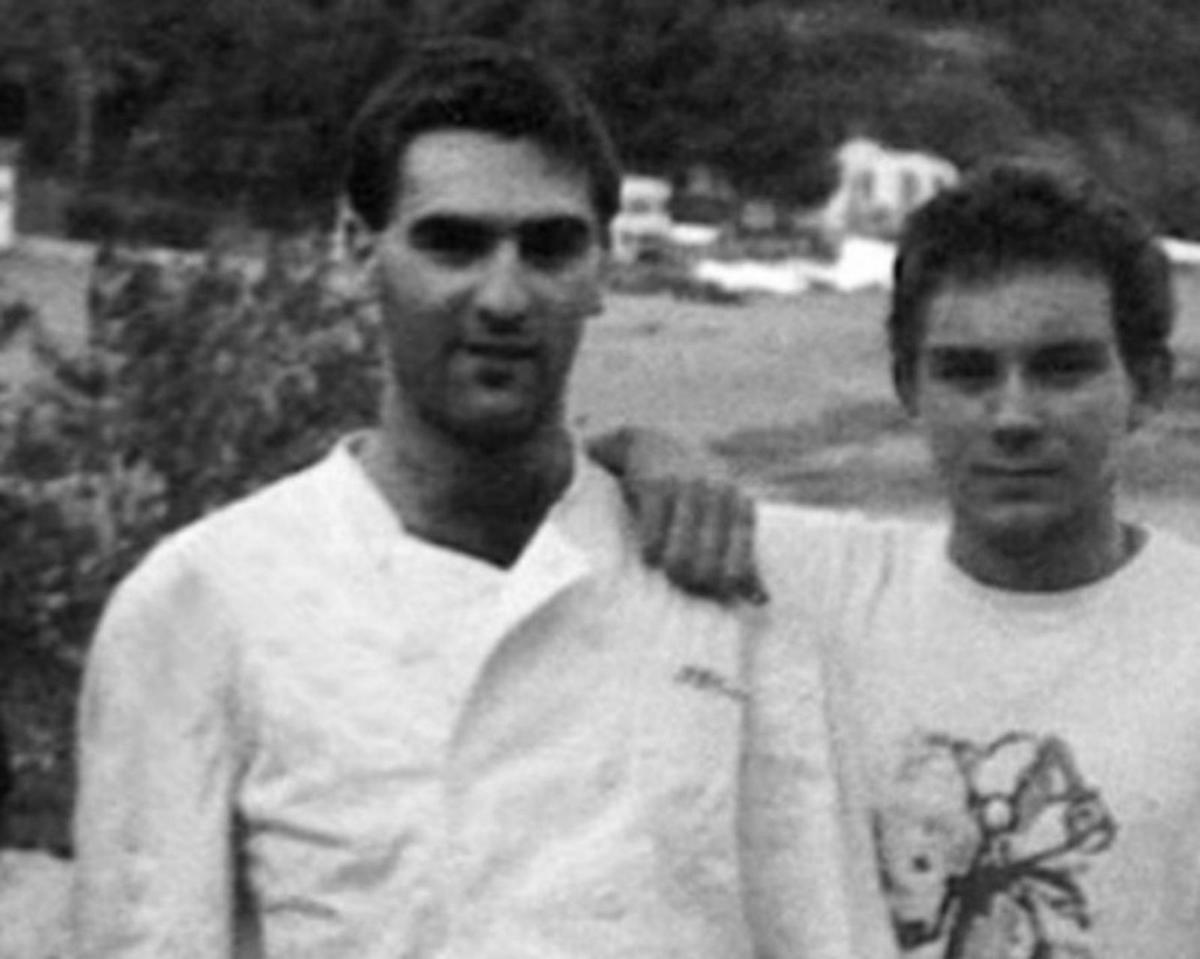 La foto que José Andrés compartió estos días en redes, de joven, con Albert Adrià, hermano de Ferran; debajo, José Andrés posando con su equipo en la fiesta aniversario.